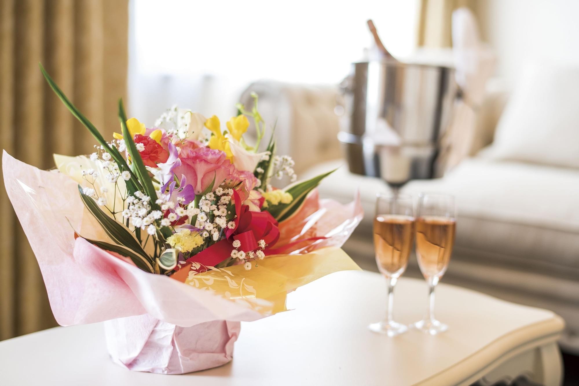 Hotel Port Plaza Тиба Экстерьер фото A bouquet of flowers