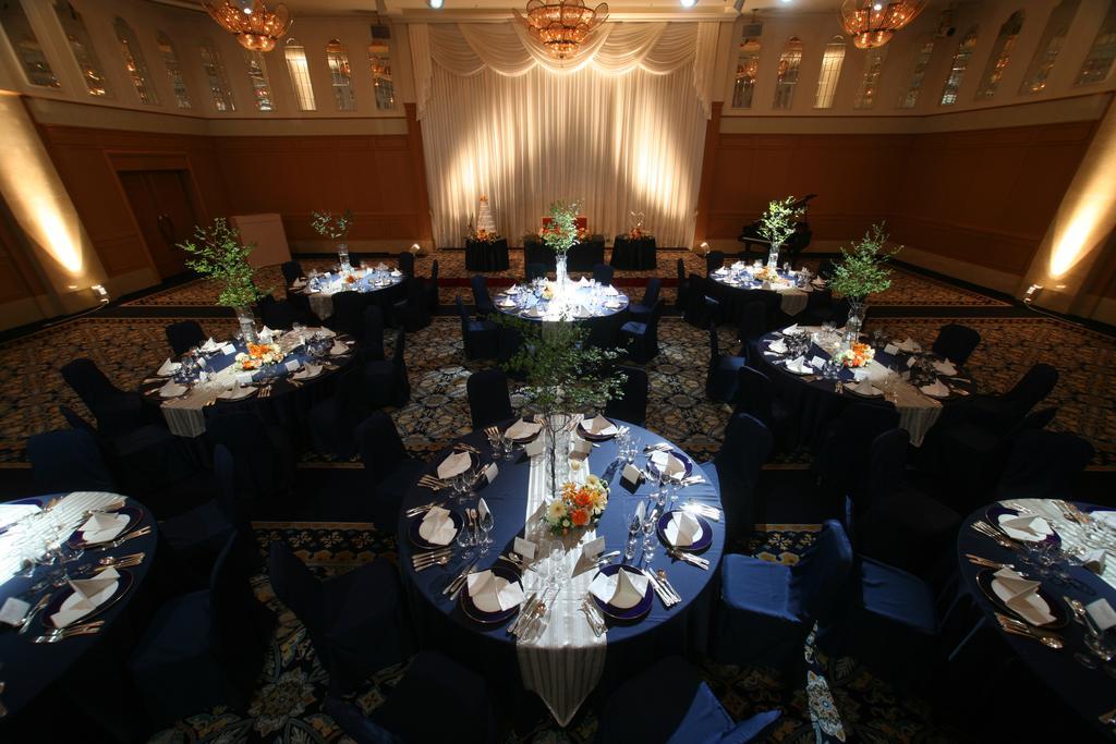 Hotel Port Plaza Тиба Экстерьер фото The ballroom at the 2007 National Spelling Bee