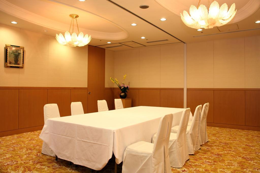 Hotel Port Plaza Тиба Экстерьер фото A meeting room at a hotel