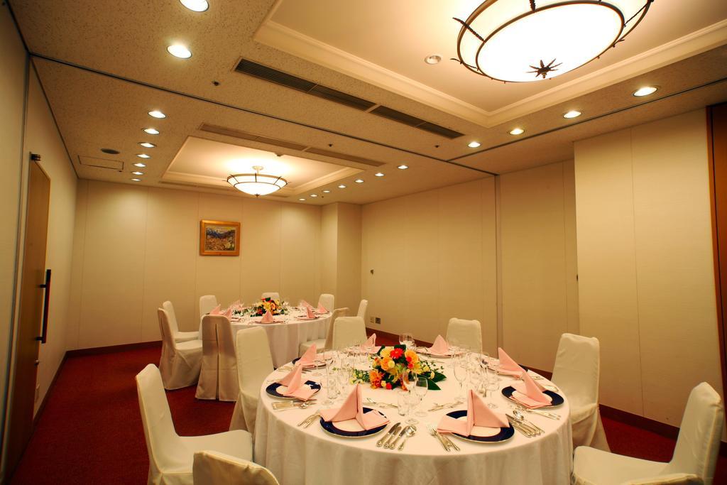 Hotel Port Plaza Тиба Экстерьер фото A banquet room