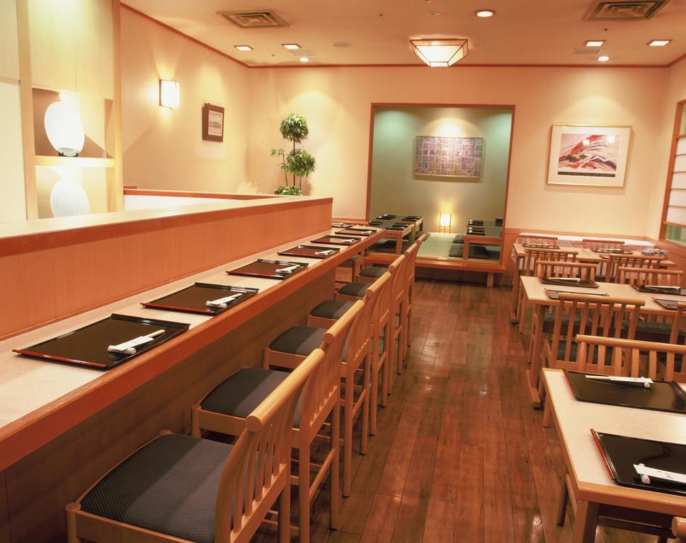 Hotel Port Plaza Тиба Экстерьер фото Interior of a sushi restaurant