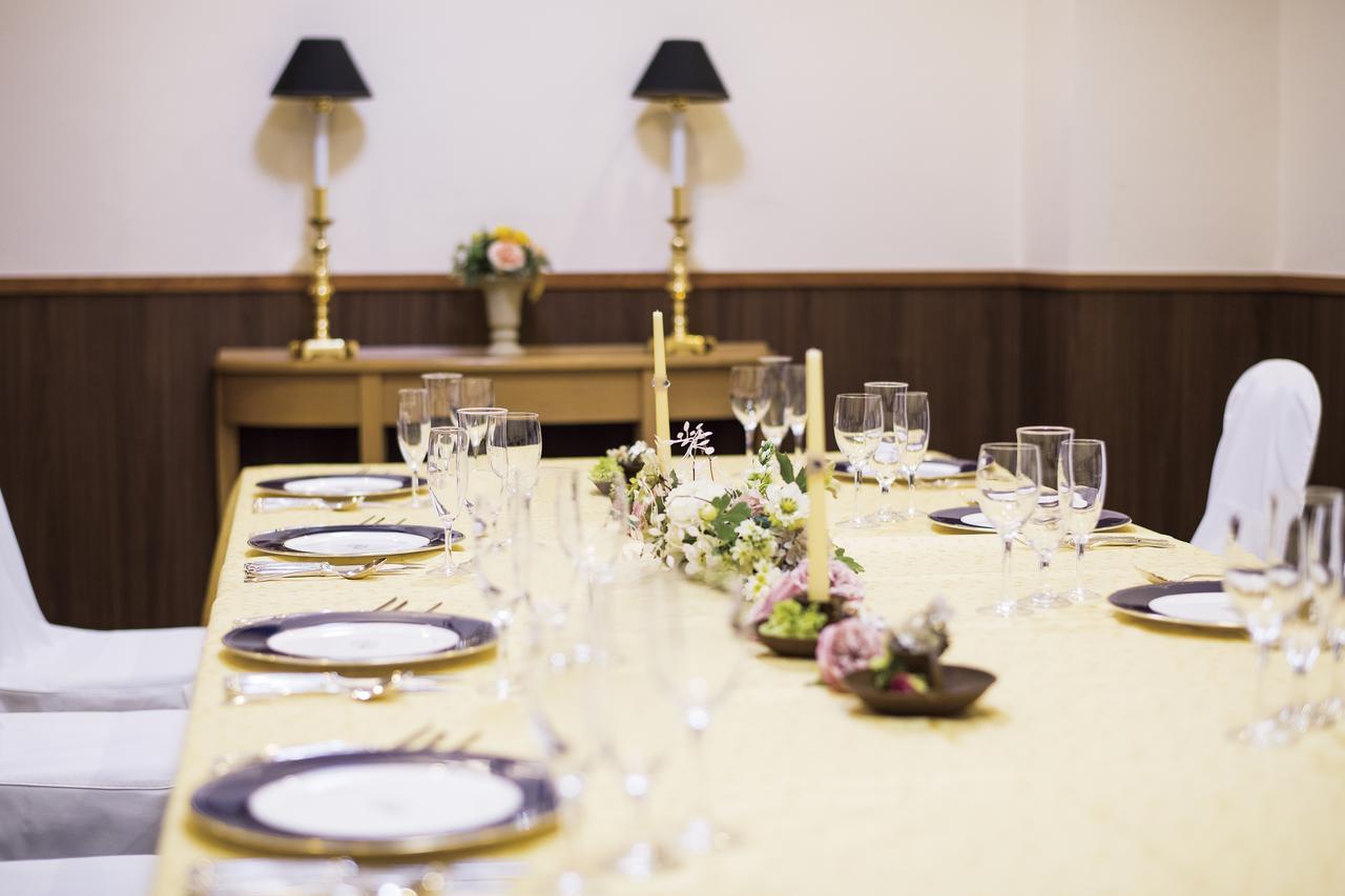 Hotel Port Plaza Тиба Экстерьер фото A table set for a formal dinner