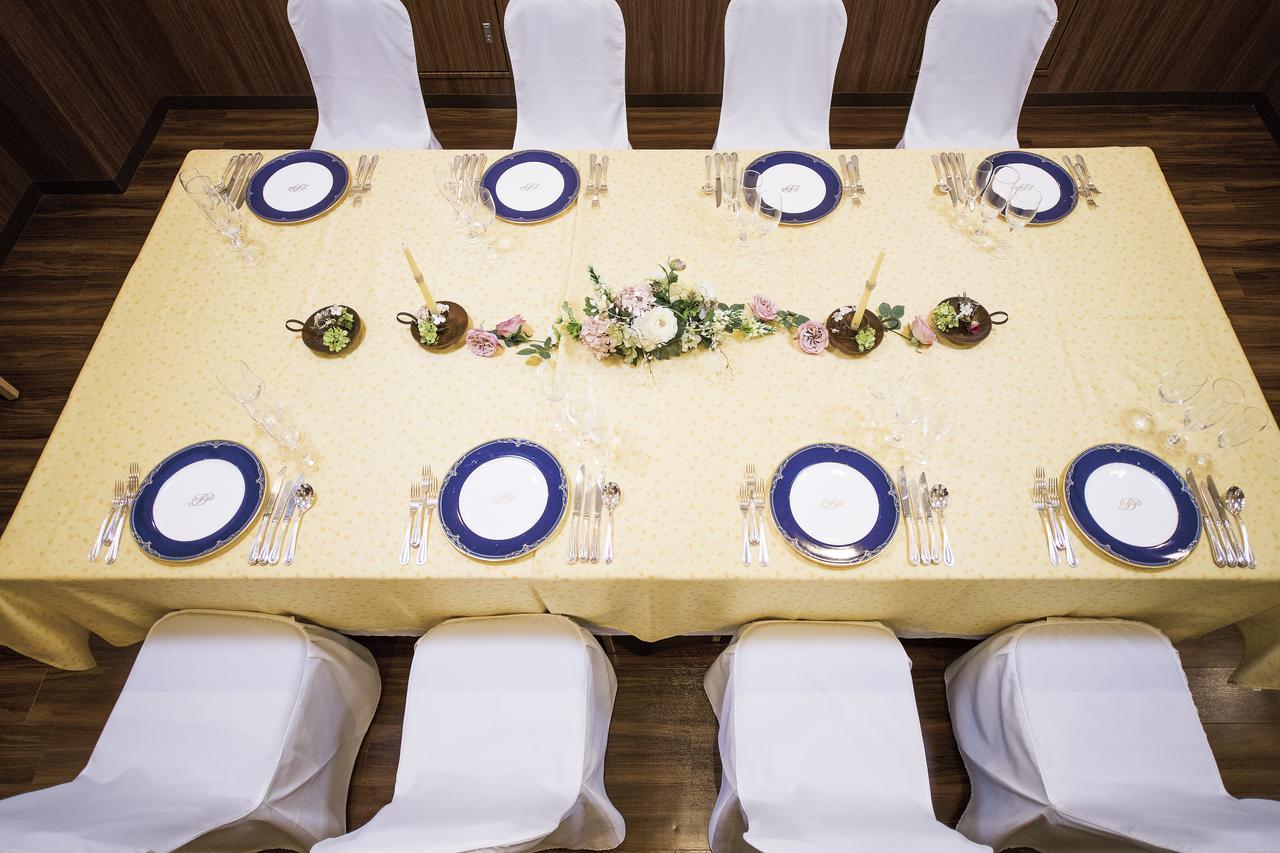Hotel Port Plaza Тиба Экстерьер фото A table set for a formal dinner