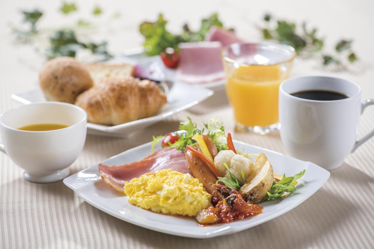 Hotel Port Plaza Тиба Экстерьер фото A breakfast with ham, eggs, and croissants