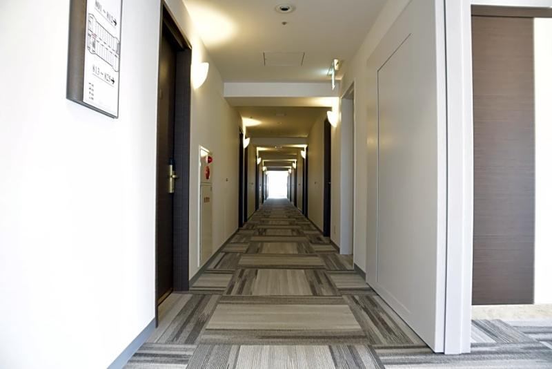 Hotel Port Plaza Тиба Экстерьер фото A typical hotel corridor